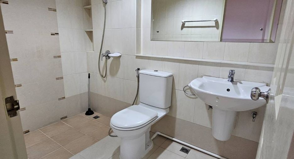 For rent 4 bedrooms house in Wang Thonglang, Bangkok