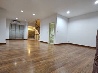À louer 4 chambres maison à Wang Thonglang, Bangkok