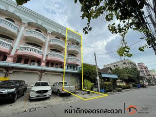 For sale 2 bed retail Space in Mueang Samut Prakan, Samut Prakan