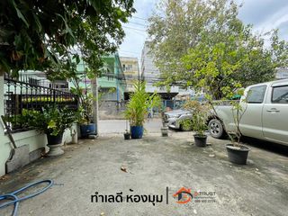 For sale 2 bed retail Space in Mueang Samut Prakan, Samut Prakan