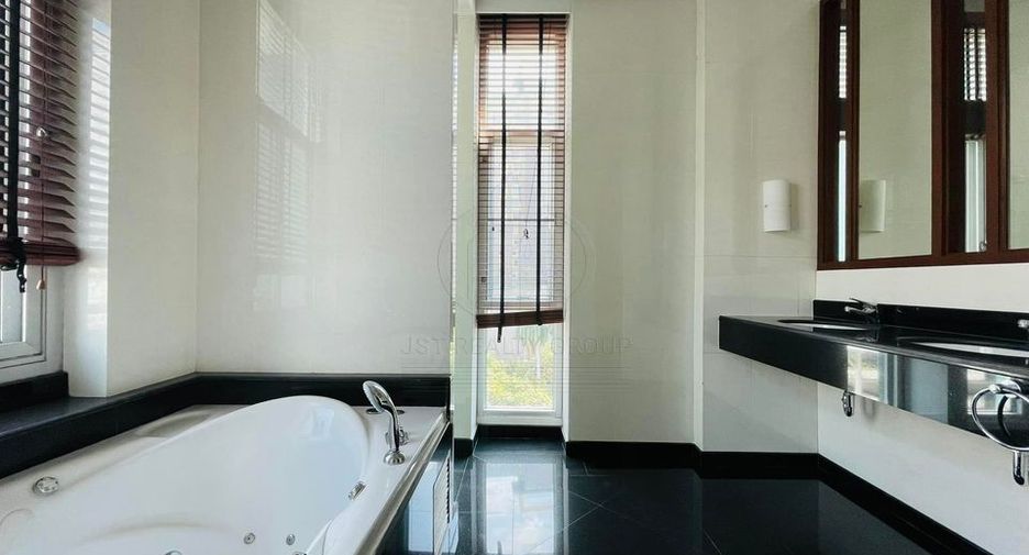 For rent 4 bedrooms condo in Phra Khanong, Bangkok
