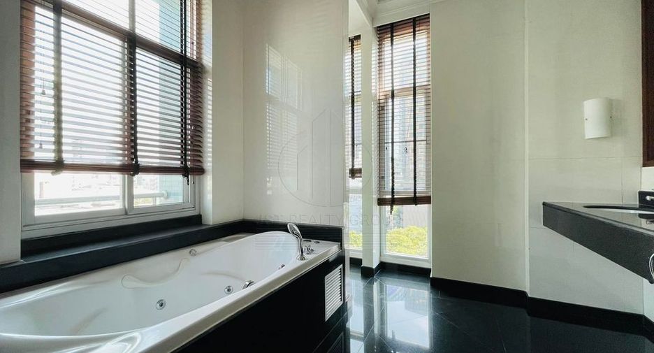 For rent 4 bedrooms condo in Phra Khanong, Bangkok
