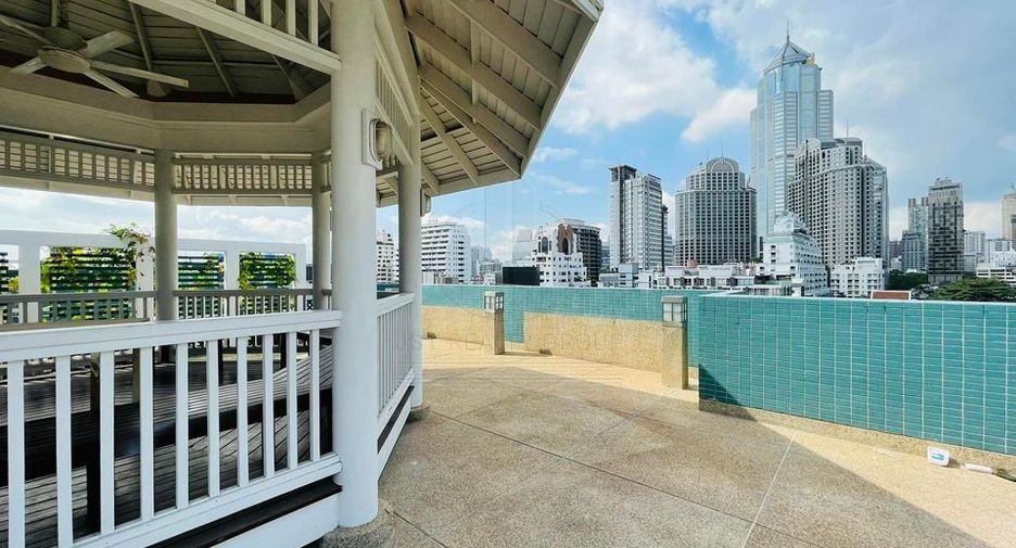 For rent 4 bedrooms condo in Phra Khanong, Bangkok
