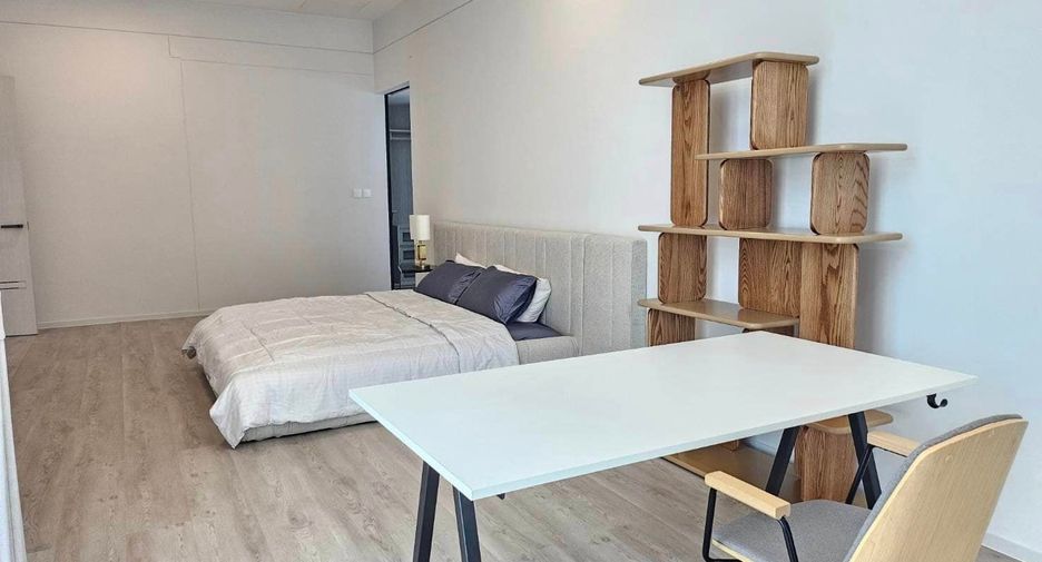 Casa en alquiler y en venta de 4 habitaciones en Saphan Sung, Bangkok