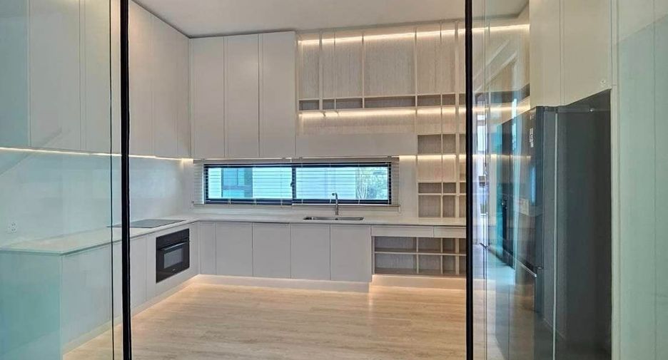Casa en alquiler y en venta de 4 habitaciones en Saphan Sung, Bangkok