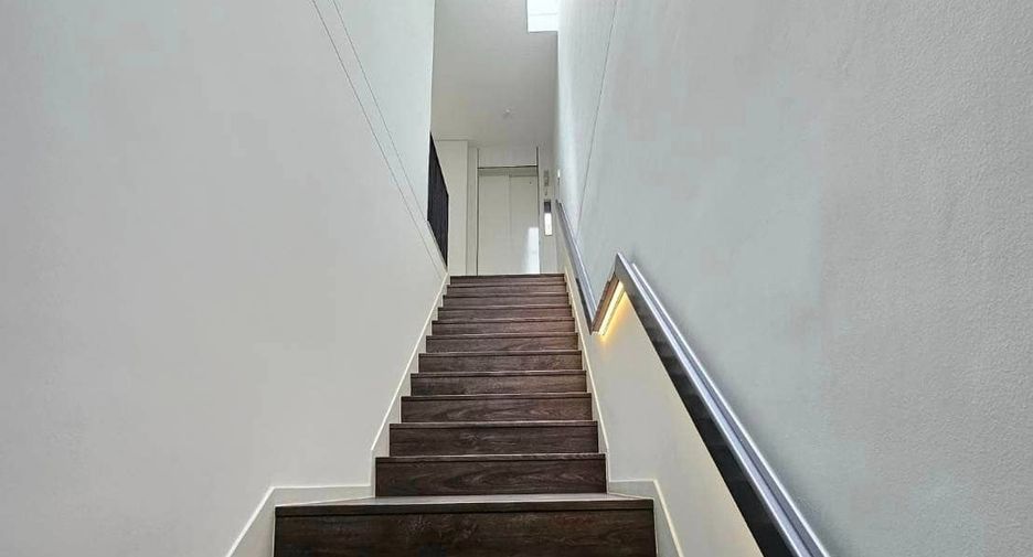 Casa en alquiler y en venta de 4 habitaciones en Saphan Sung, Bangkok
