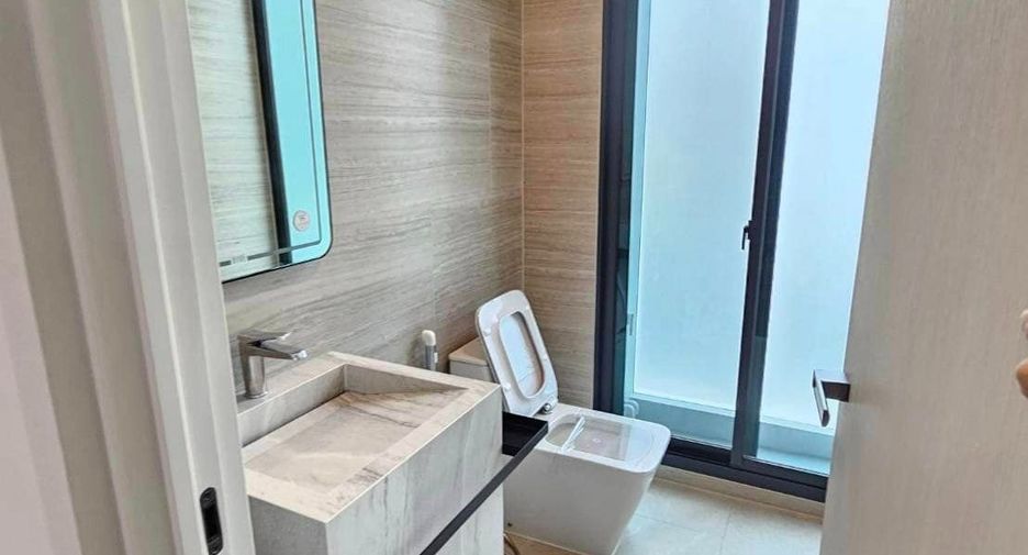 Casa en alquiler y en venta de 4 habitaciones en Saphan Sung, Bangkok