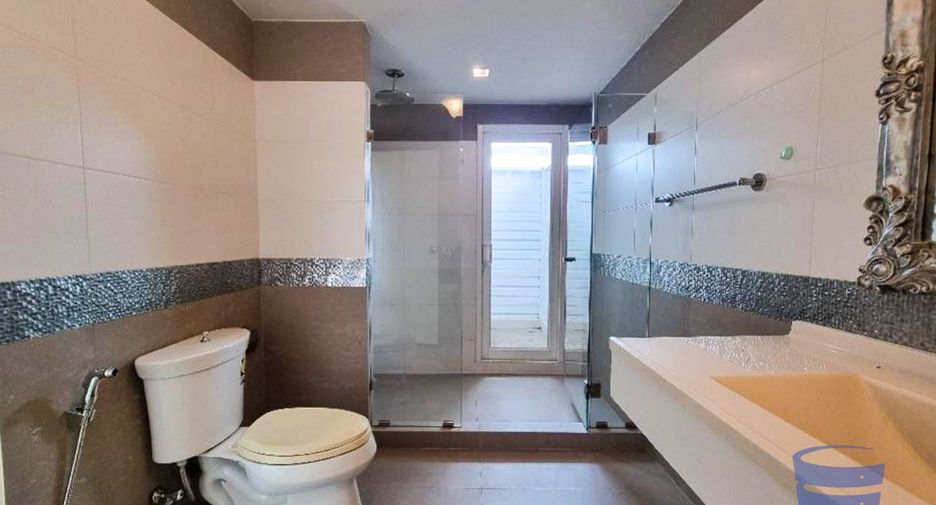 For sale 2 bed condo in Phaya Thai, Bangkok