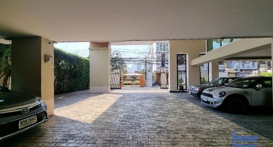 For sale 2 bed condo in Phaya Thai, Bangkok