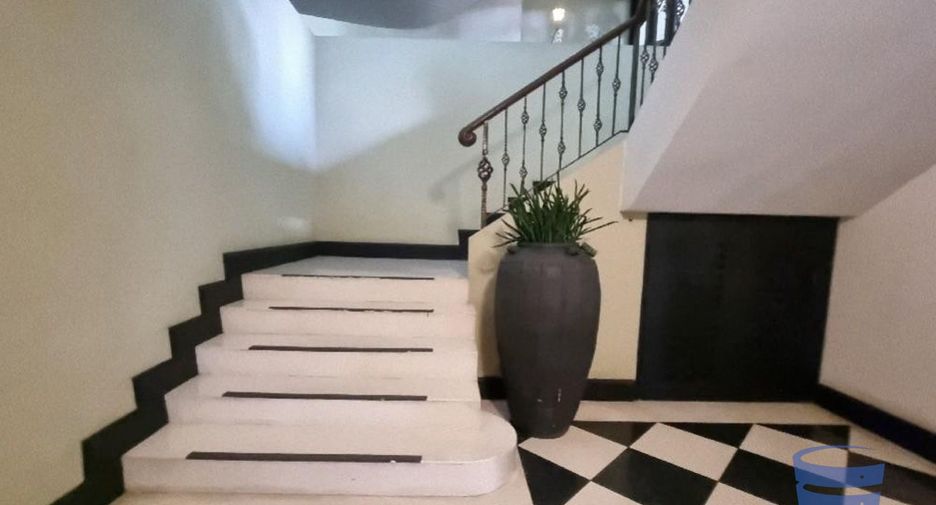 For sale 2 bed condo in Phaya Thai, Bangkok