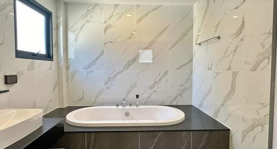 Casa en alquiler y en venta de 4 habitaciones en Bang Phli, Samut Prakan