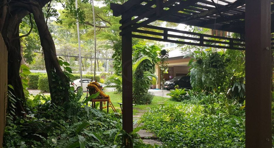 For rent 10 bedrooms house in Watthana, Bangkok