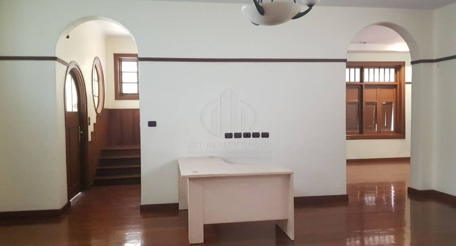 For rent 10 bedrooms house in Watthana, Bangkok