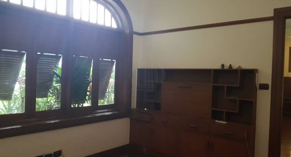 For rent 10 bedrooms house in Watthana, Bangkok