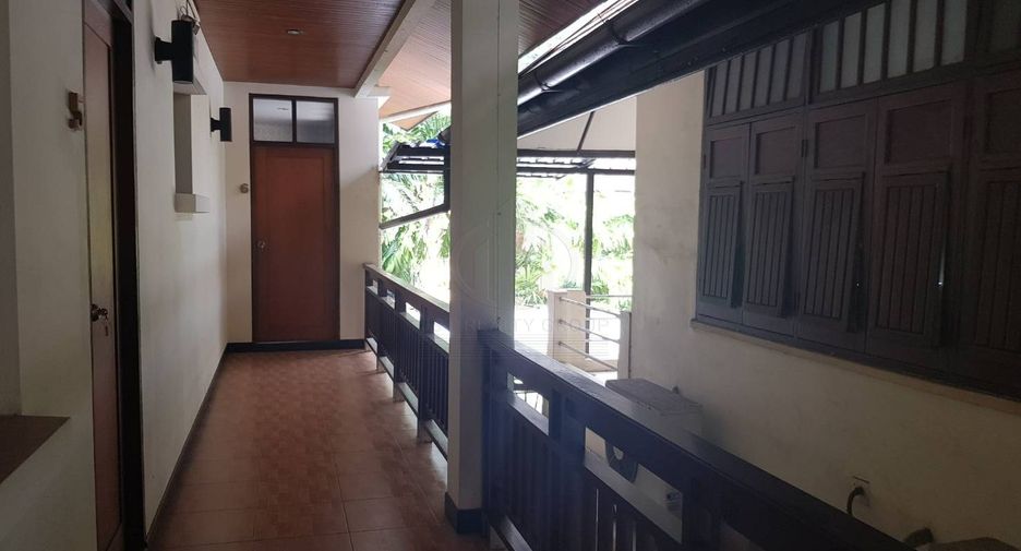 For rent 10 bedrooms house in Watthana, Bangkok