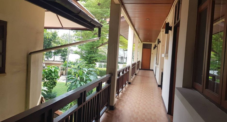 For rent 10 bedrooms house in Watthana, Bangkok