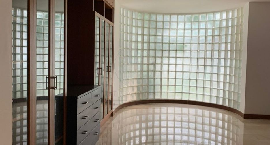 For rent 5 bedrooms condo in Din Daeng, Bangkok