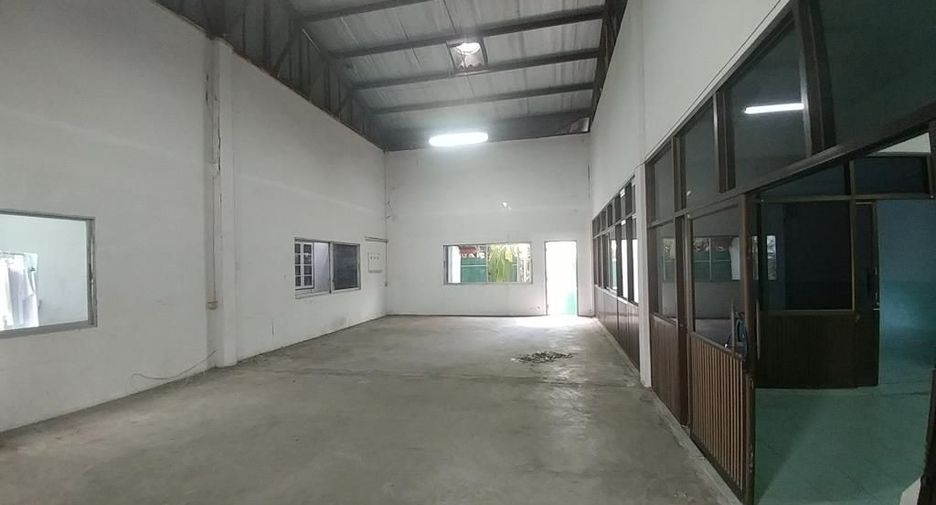 Gewerbefläche zur Miete und zum Kauf mit 4 Zimmer in Mueang Nonthaburi, Nonthaburi