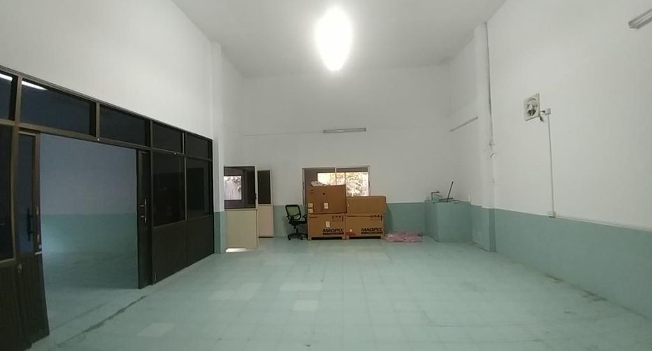 Gewerbefläche zur Miete und zum Kauf mit 4 Zimmer in Mueang Nonthaburi, Nonthaburi