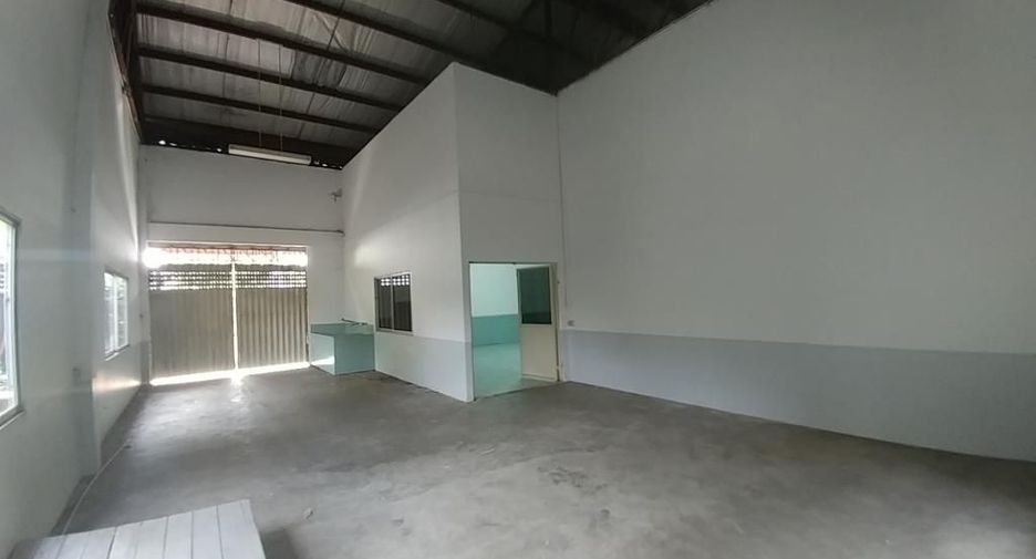 Gewerbefläche zur Miete und zum Kauf mit 4 Zimmer in Mueang Nonthaburi, Nonthaburi