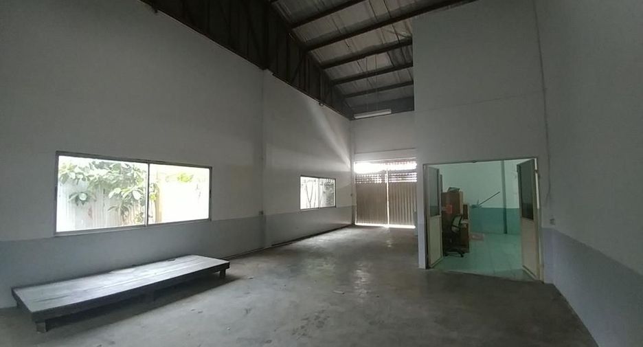 Gewerbefläche zur Miete und zum Kauf mit 4 Zimmer in Mueang Nonthaburi, Nonthaburi