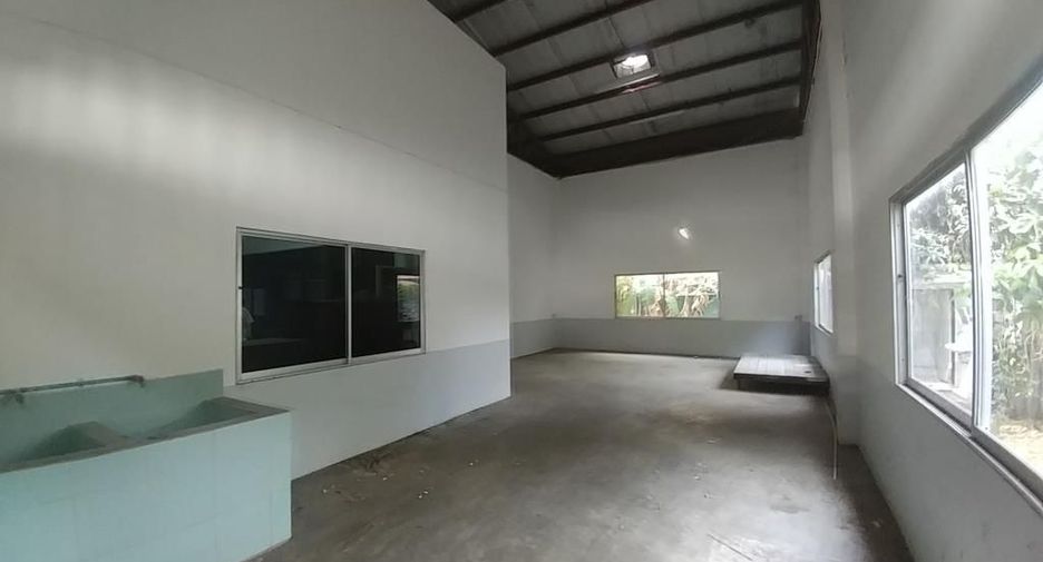 Gewerbefläche zur Miete und zum Kauf mit 4 Zimmer in Mueang Nonthaburi, Nonthaburi