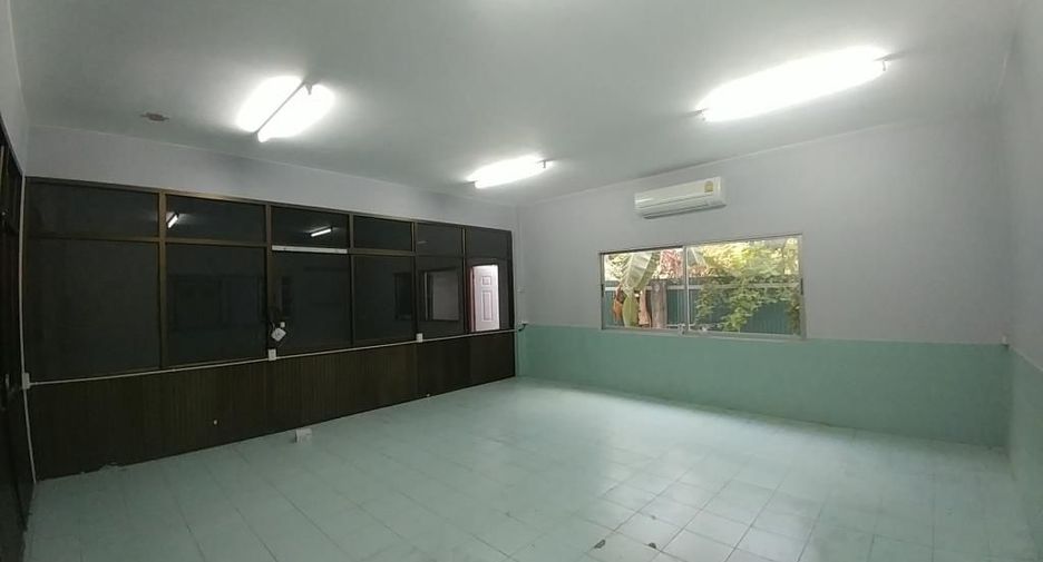 Gewerbefläche zur Miete und zum Kauf mit 4 Zimmer in Mueang Nonthaburi, Nonthaburi