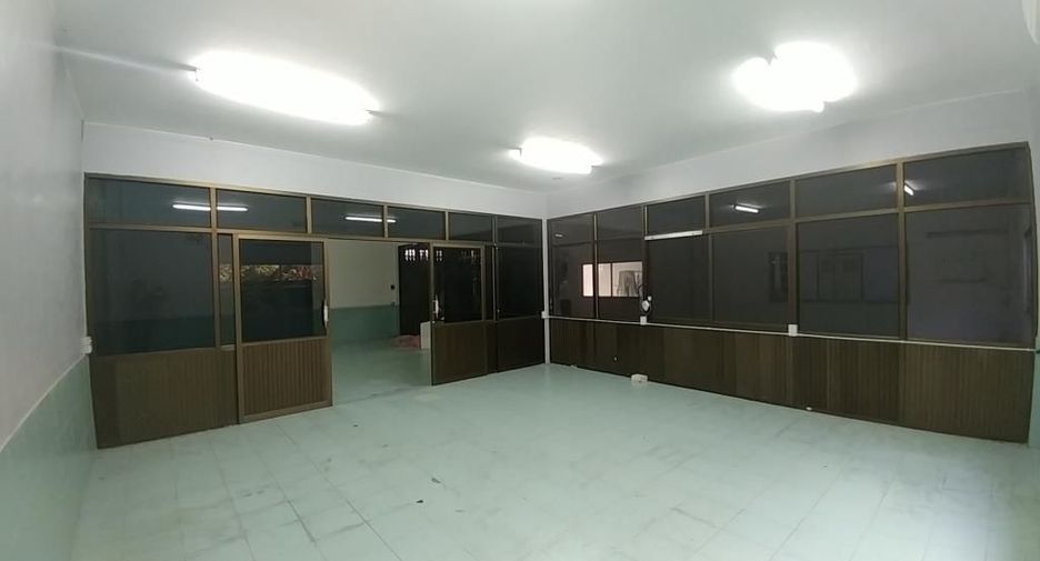 Gewerbefläche zur Miete und zum Kauf mit 4 Zimmer in Mueang Nonthaburi, Nonthaburi