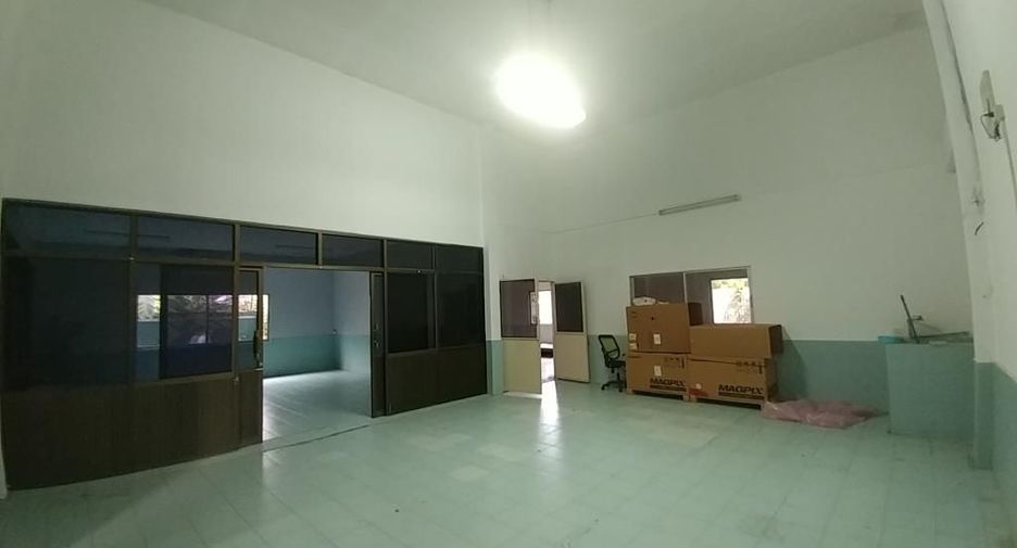 Gewerbefläche zur Miete und zum Kauf mit 4 Zimmer in Mueang Nonthaburi, Nonthaburi