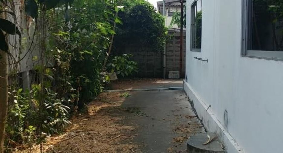 Gewerbefläche zur Miete und zum Kauf mit 4 Zimmer in Mueang Nonthaburi, Nonthaburi