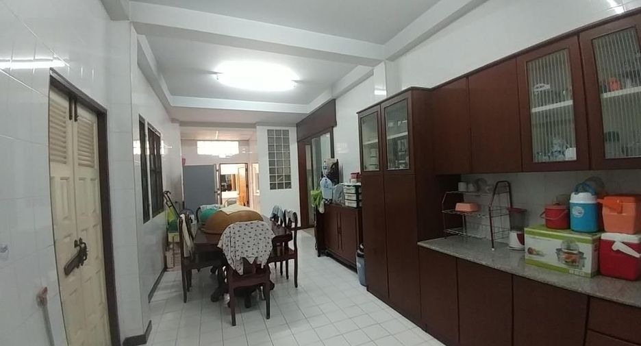 Gewerbefläche zur Miete und zum Kauf mit 4 Zimmer in Mueang Nonthaburi, Nonthaburi