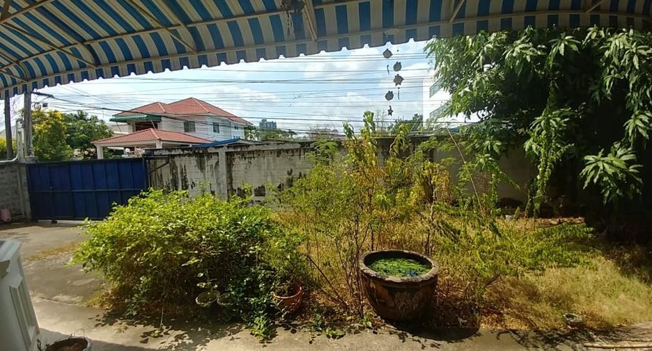 Gewerbefläche zur Miete und zum Kauf mit 4 Zimmer in Mueang Nonthaburi, Nonthaburi