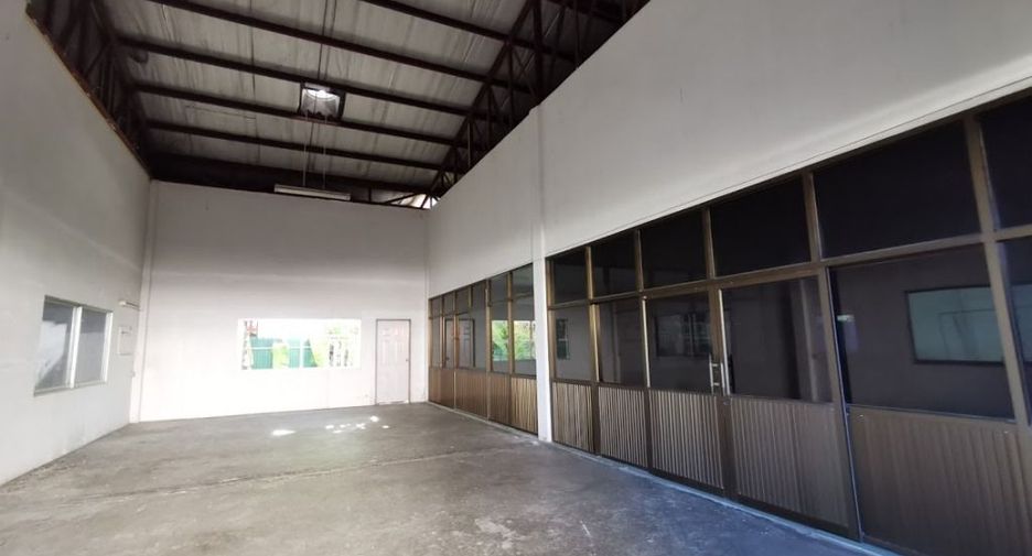 Gewerbefläche zur Miete und zum Kauf mit 4 Zimmer in Mueang Nonthaburi, Nonthaburi