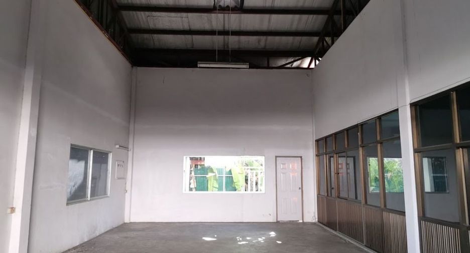 Gewerbefläche zur Miete und zum Kauf mit 4 Zimmer in Mueang Nonthaburi, Nonthaburi