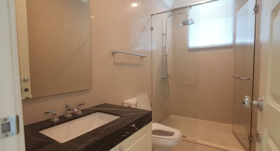 For rent 4 bedrooms condo in Watthana, Bangkok