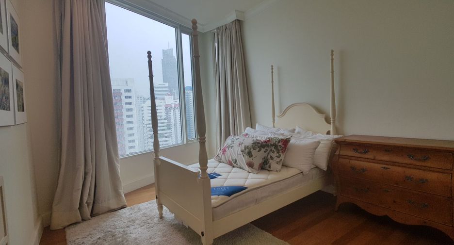 For rent 4 bedrooms condo in Watthana, Bangkok
