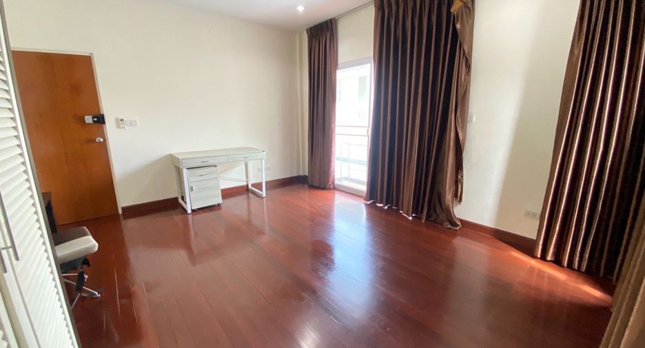 For rent 3 bedrooms house in Watthana, Bangkok