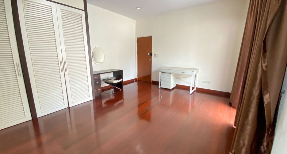 For rent 3 bedrooms house in Watthana, Bangkok