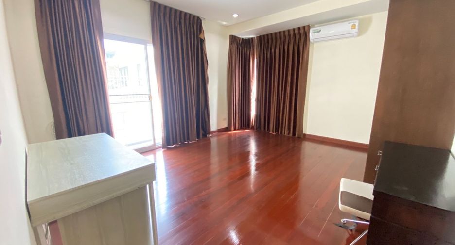 For rent 3 bedrooms house in Watthana, Bangkok