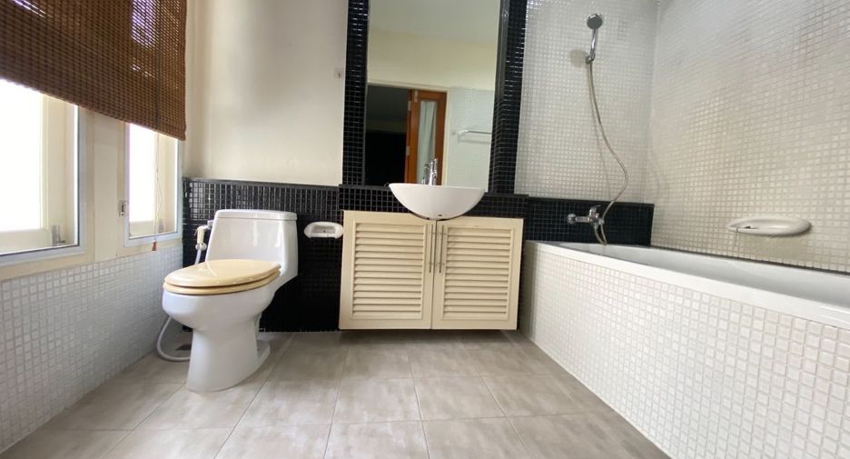 For rent 3 bedrooms house in Watthana, Bangkok