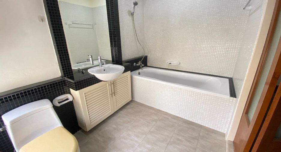 For rent 3 bedrooms house in Watthana, Bangkok