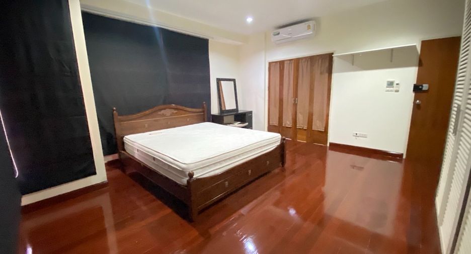 For rent 3 bedrooms house in Watthana, Bangkok