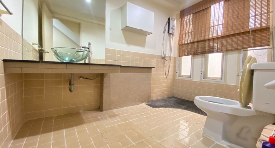 For rent 3 bedrooms house in Watthana, Bangkok