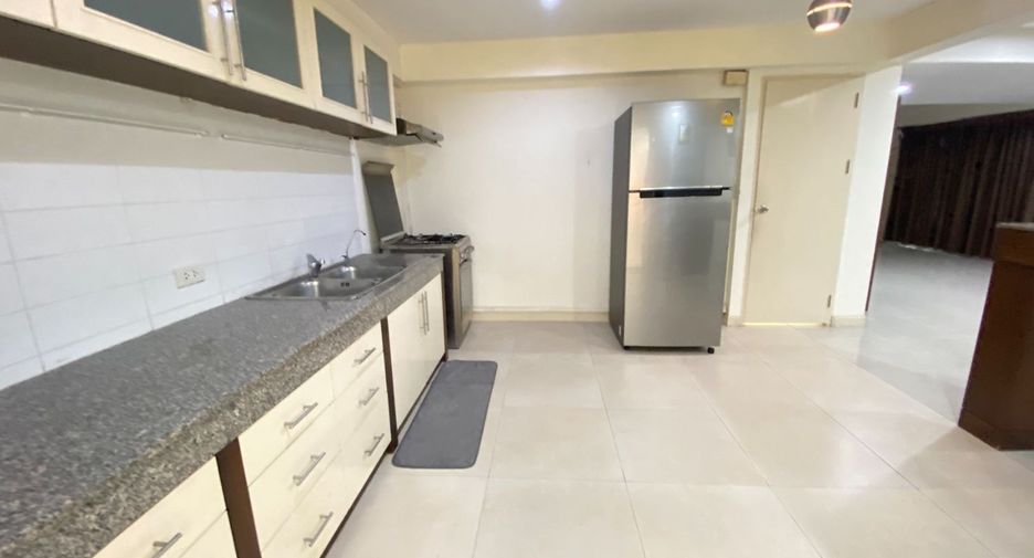 For rent 3 bedrooms house in Watthana, Bangkok