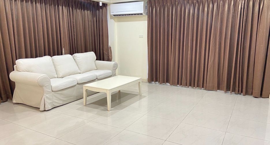 For rent 3 bedrooms house in Watthana, Bangkok