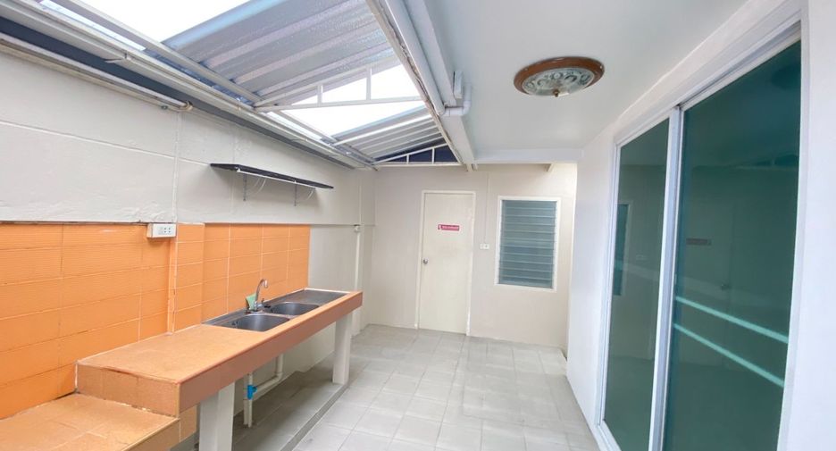 For rent 3 bedrooms house in Watthana, Bangkok
