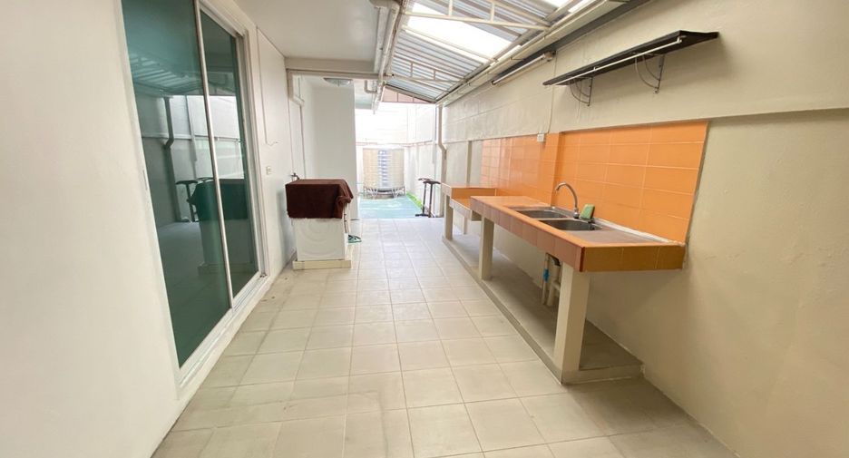 For rent 3 bedrooms house in Watthana, Bangkok