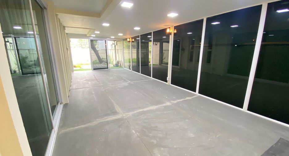 For rent 3 bedrooms house in Watthana, Bangkok