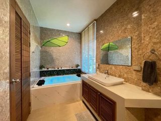 For rent 4 bedrooms house in Watthana, Bangkok