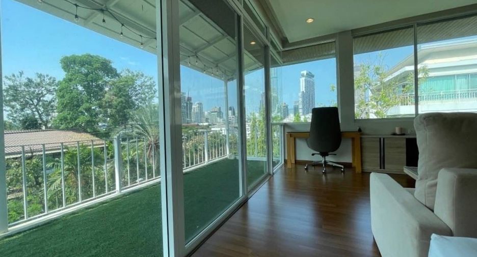 For rent 4 bedrooms house in Watthana, Bangkok